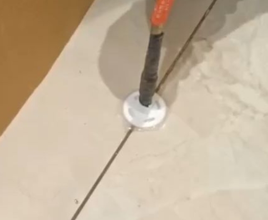 湘乡瓷砖空鼓维修公司专业解答瓷砖在铺贴过程中，如果没有涂抹均匀到位的粘结材料（如水泥砂浆或瓷砖胶），可能会导致以下问题